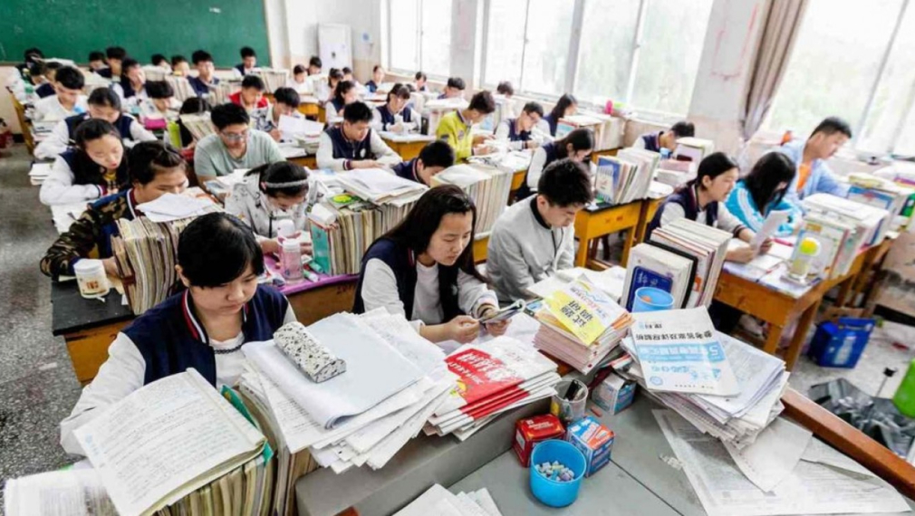 В Китай намаляват домашните на учениците със закон