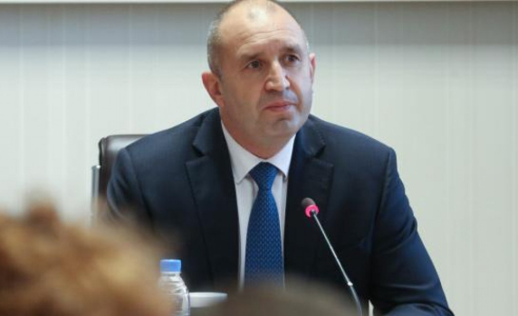 Радев: Предишните управляващи насадиха трайно недоверие към ваксините