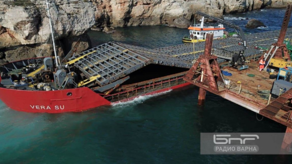 Корабът "Вера Су" изплава, започна операцията по изтеглянето му (видео)