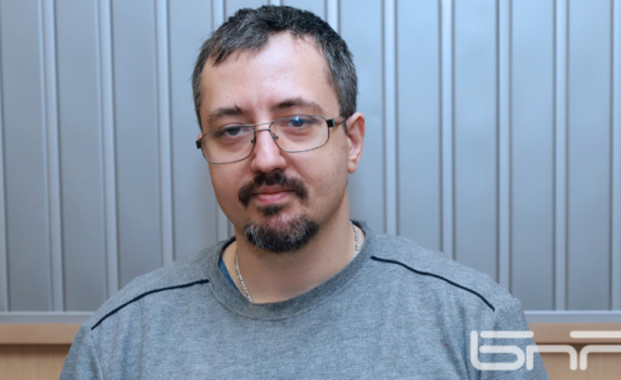 Лъчезар Томов: 10 души в момента заразяват 13, не можем да връщаме децата в клас