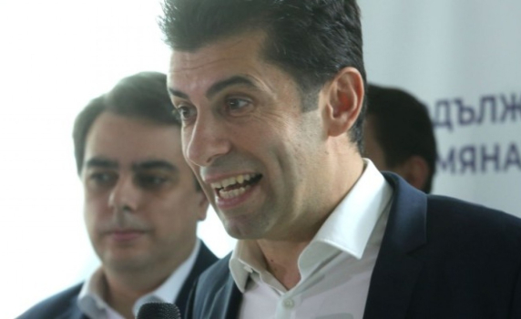 КС: Кирил Петков е бил наясно, че заявяването от него на отказ от канадско гражданство не поражда автоматично действие 