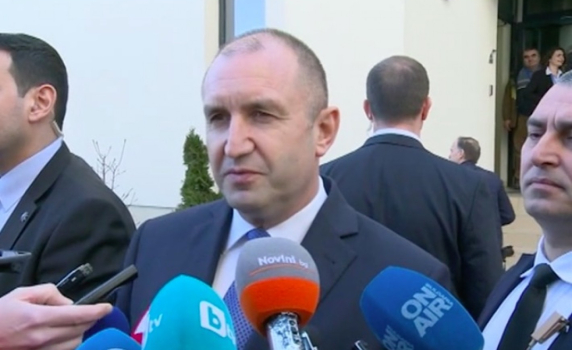Радев: Алтернативата след въвеждането на зеления сертификат е затваряне