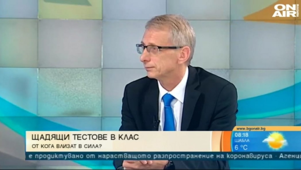 Денков: Още няма точна дата за връщане на учениците в клас
