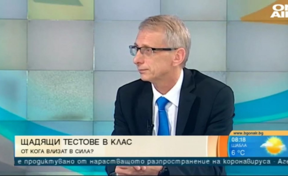 Денков: Още няма точна дата за връщане на учениците в клас