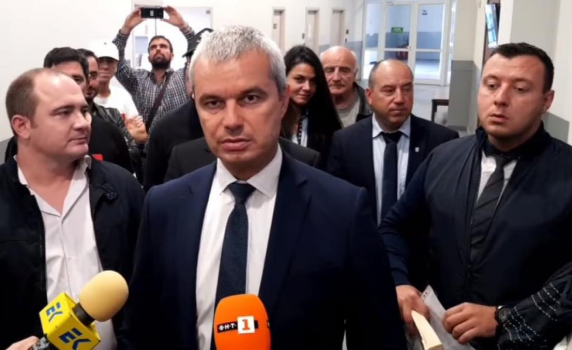 Костадинов: "Възраждане" изплаши правителството на Радев за еврото