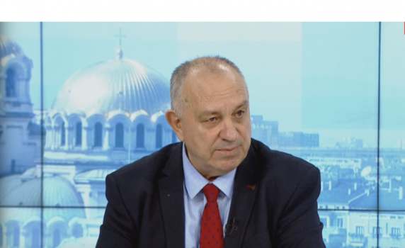 Зам.-министър: Осигурени са достатъчно COVID тестове за най-малките