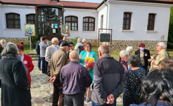 Нинова в Монтана: Болници, училища, детски градини, читалища да се върнат на регулирания пазар на ток 