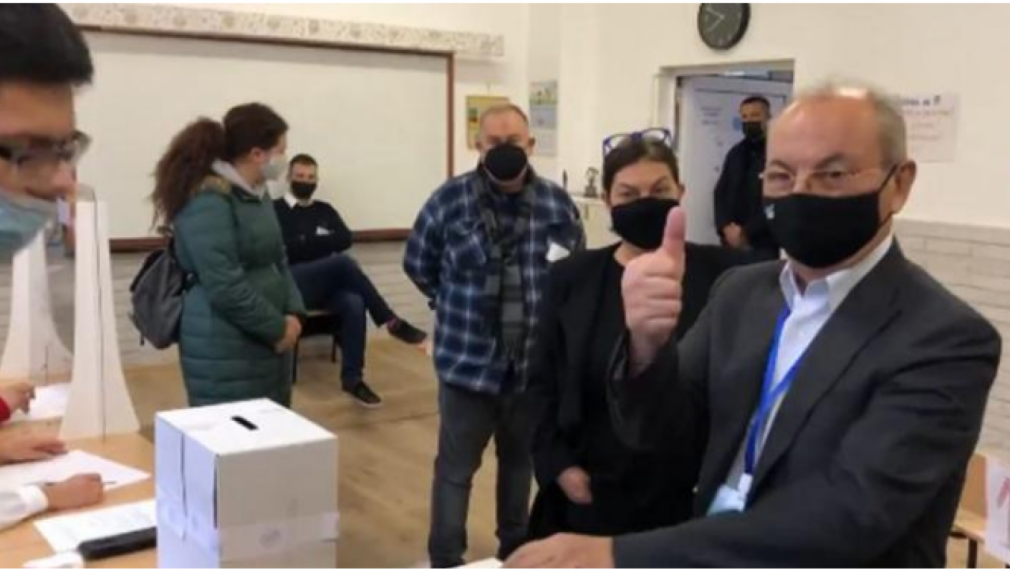 Ахмед Доган изпревари всички и гласува малко след 7 ч.