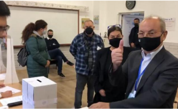 Ахмед Доган изпревари всички и гласува малко след 7 ч.