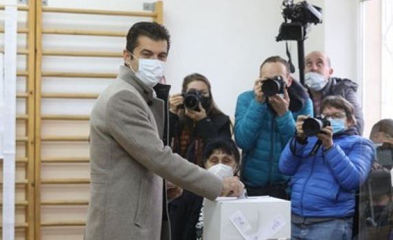 ГЕРБ подаде жалба за агитация срещу Кирил Петков