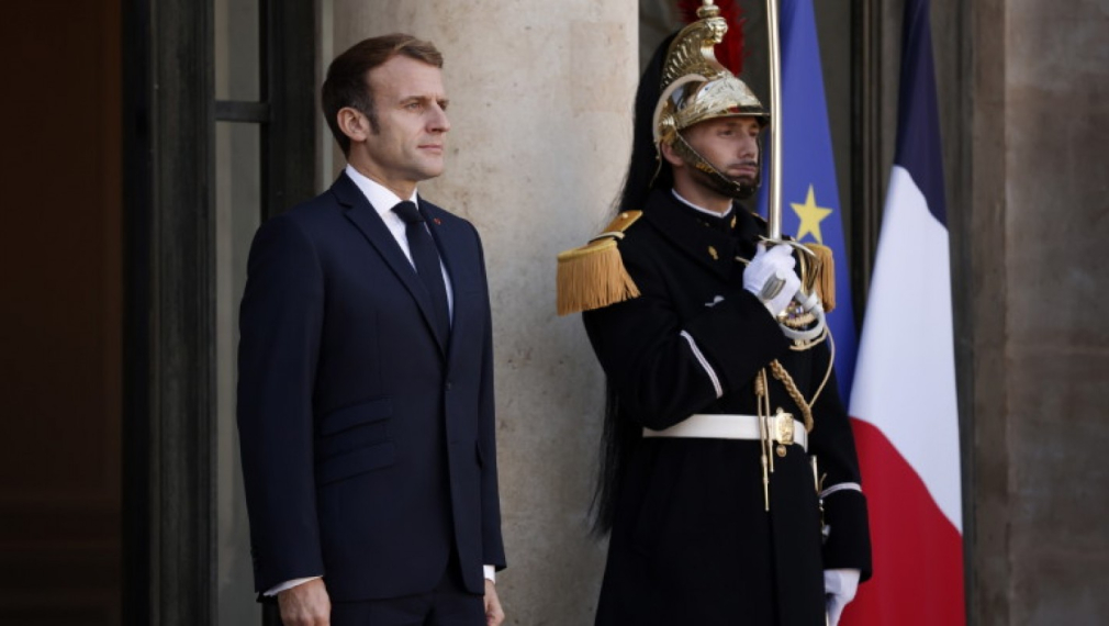 Франция смени един от цветовете на знамето си. Никой не забеляза