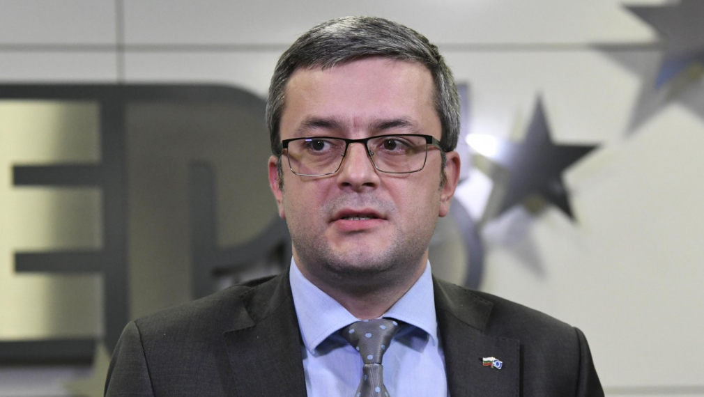 Тома Биков: Пет дни преди втория тур Нинова свали доверието си от Радев