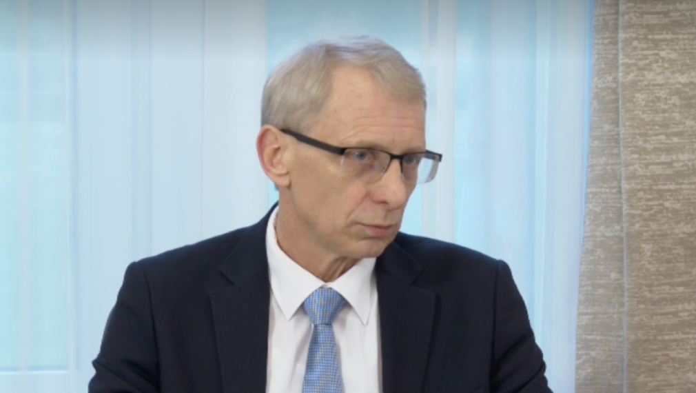 Денков: Засега не може да се каже кога големите ученици ще се върнат в клас