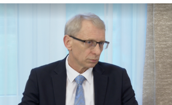 Денков: Засега не може да се каже кога големите ученици ще се върнат в клас