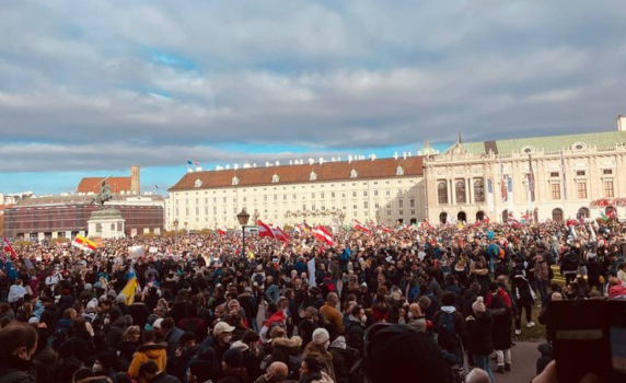Безредици на протест във Виена срещу локдауна и задължителната ваксинация (видео)