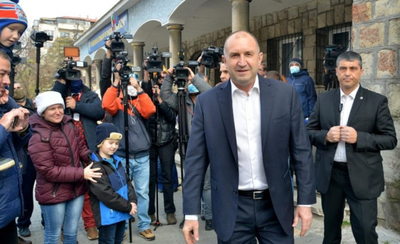 Румен Радев печели и в ромските секции