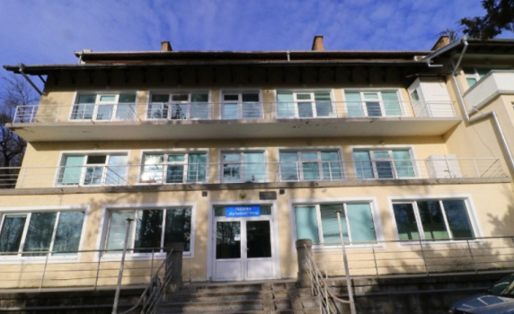 Белодробната болница във Велико Търново търси сестри - заплата 2 650 лв.