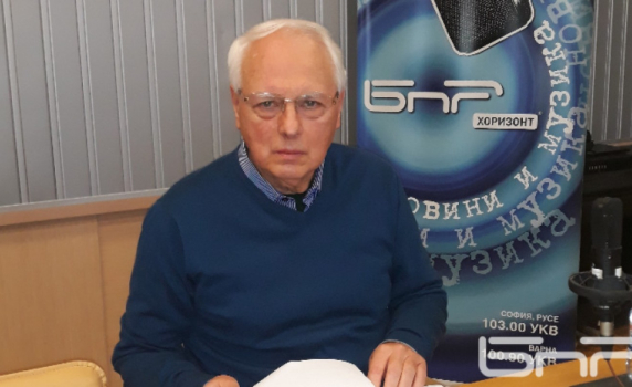 Велизар Енчев: Консултации на партии в мол изглеждат като търговия