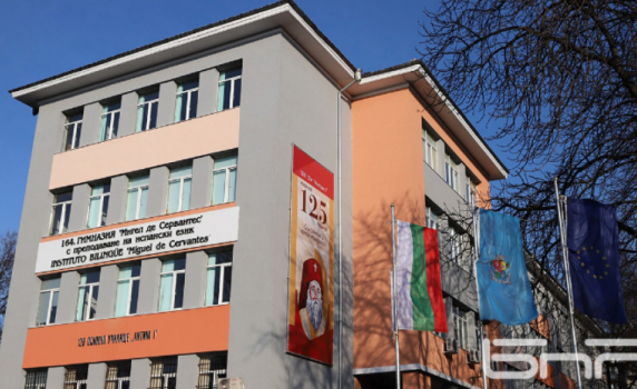 Испанската гимназия измисли иновативен начин за връщане на големите ученици в клас