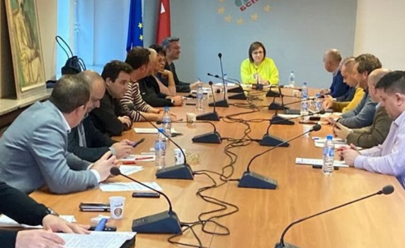 Нинова: Необходимо е писмено коалиционно споразумение преди разговор за министри
