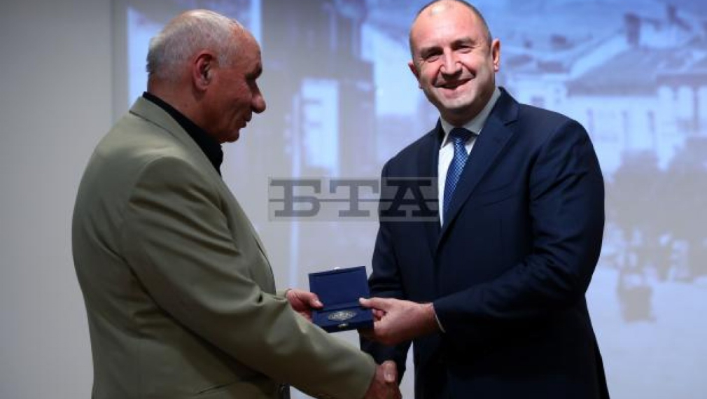Президентът Румен Радев удостои журналиста Симеон Идакиев с Почетния знак на държавния глава