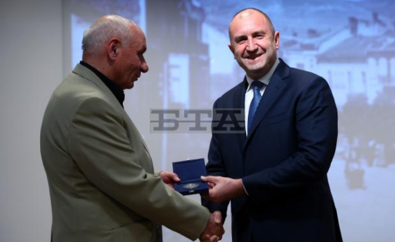 Президентът Румен Радев удостои журналиста Симеон Идакиев с Почетния знак на държавния глава