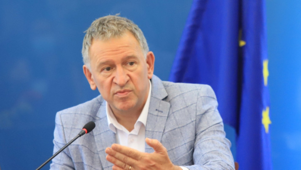 Стойчо Кацаров: 1,5 милиона теста са предоставени на системата на образованието, но са в митницата