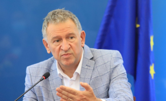 Стойчо Кацаров: 1,5 милиона теста са предоставени на системата на образованието, но са в митницата