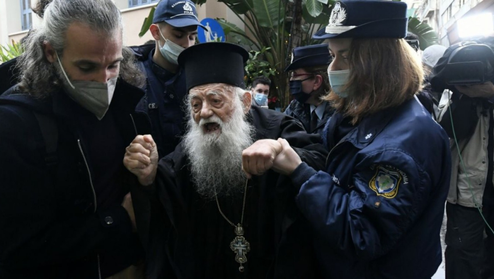 Гръцки свещеник срещу папа Франциск: Ти си еретик! 