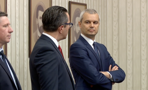 "Възраждане" без маски при президента: Зеленият сертификат да отпадне!