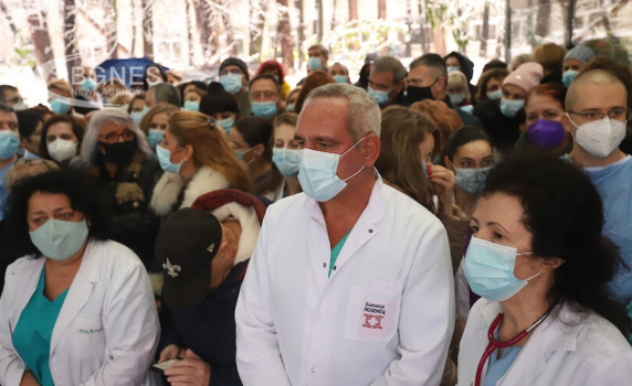 Лекарите от болница „Лозенец": Кацаров прави безумия