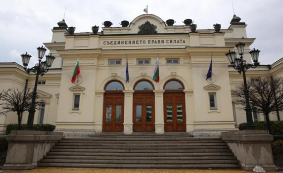 Засега няма да бъде въвеждан зелен сертификат за депутатите