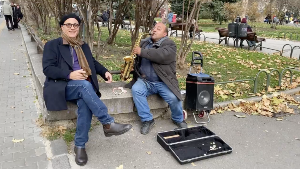 Анди Гарсия изненада уличен музикант в центъра на София 