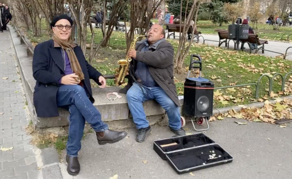 Анди Гарсия изненада уличен музикант в центъра на София 