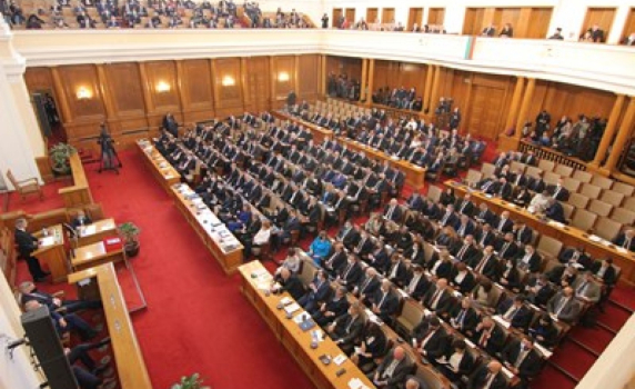 Новите правила в парламента: без говорене по телефона и "сричане" на законопроекти