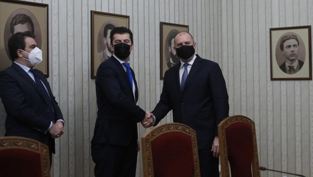 Президентът Румен Радев връчва мандата за съставяне на правителство утре в 10 ч.