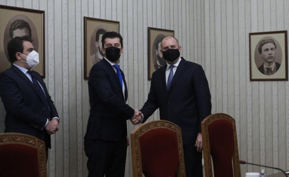 Президентът Румен Радев връчва мандата за съставяне на правителство утре в 10 ч.