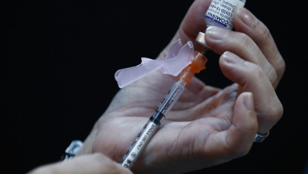 Израелски учени: Три дози от ваксината на Pfizer неутрализират Омикрон