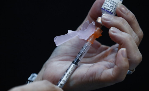 Израелски учени: Три дози от ваксината на Pfizer неутрализират Омикрон