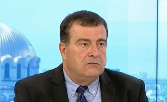 Д-р Димитър Петров: "Нескопосана" поръчка за тестове забави връщането на децата в училище