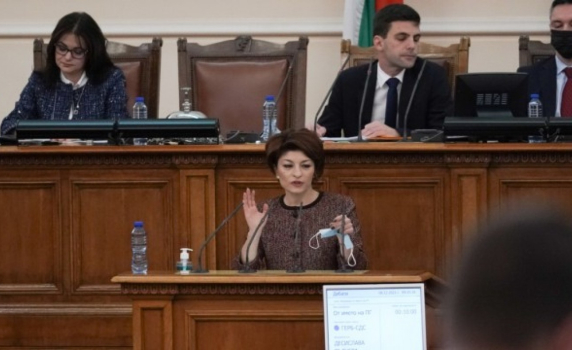 Десислава Атанасова: Кабинетът на Румен Радев сътвори хаос във всяка област