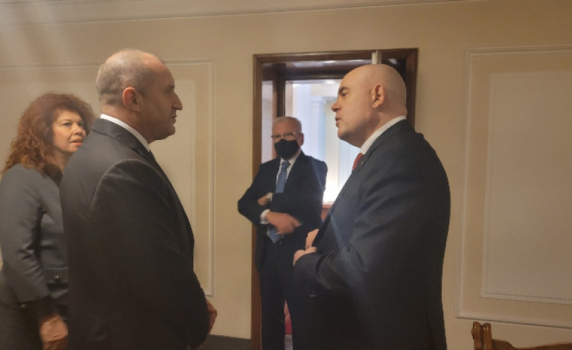 Румен Радев и Иван Гешев се срещнаха в кулоарите на НС