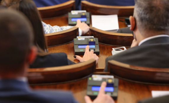 Депутатите си запазиха плащането в брой