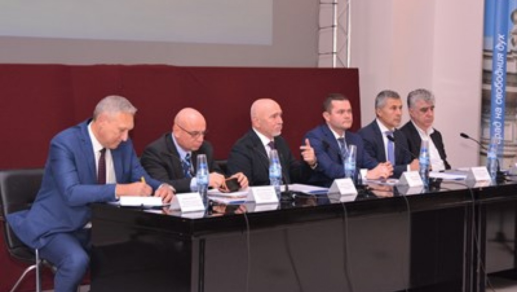 Министърът на транспорта взема колите на шефовете в БДЖ, качва ги на влак