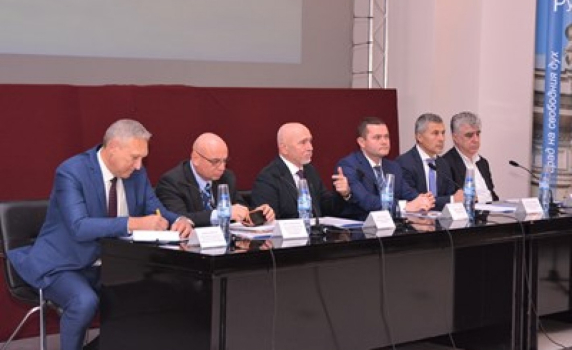 Министърът на транспорта взема колите на шефовете в БДЖ, качва ги на влак