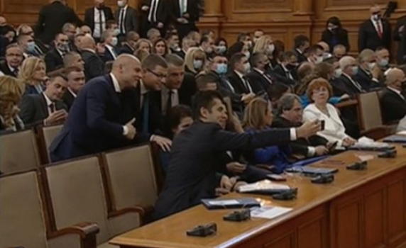 Как Промяната подари 350 млн. лв. на ВЕИ с мораториум