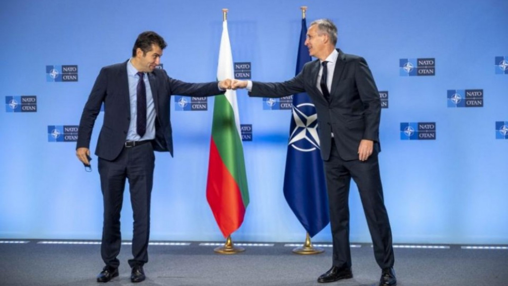 Премиерът се разграничи от военния министър за войските на НАТО