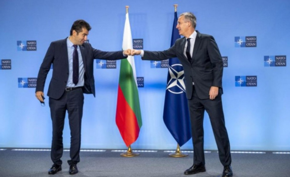 Премиерът се разграничи от военния министър за войските на НАТО