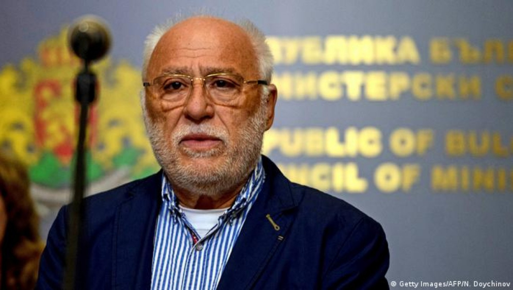 Басейнът в скалите край Синеморец е на Емилиян Гебрев, имал разрешително
