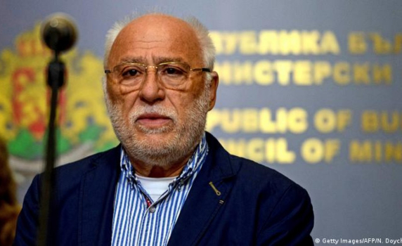 Басейнът в скалите край Синеморец е на Емилиян Гебрев, имал разрешително